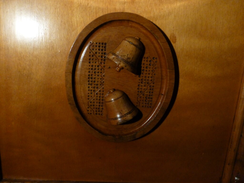 Bells and a method carved in the wooden church gate