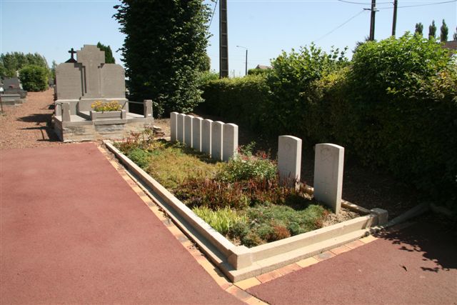 CWGC graves in the Communal Cemetery (No Known Ringers)